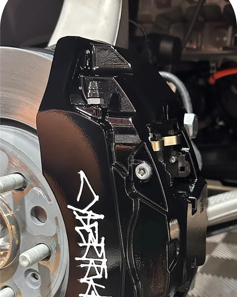 Caliper refinished in Nero